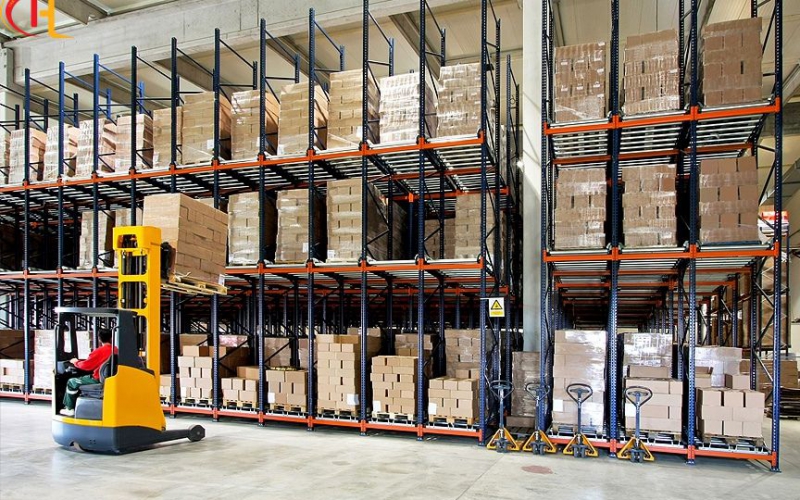 Cách để sắp xếp kho hàng tiết kiệm không gian - Ứng dụng của xe nâng hàng.