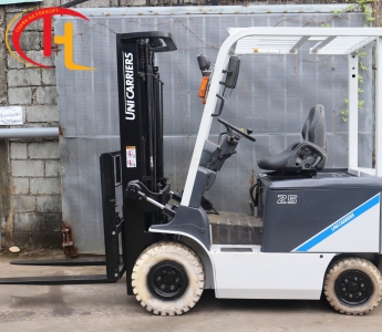 XE NÂNG LẮP LỐP CAO SU TRẮNG 2,5 TẤN