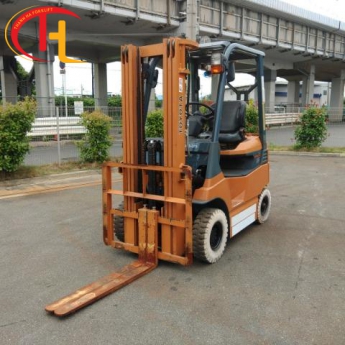 XE NÂNG ĐIỆN TOYOTA 1,5 TẤN NGỒI LÁI NHẬP BÃI