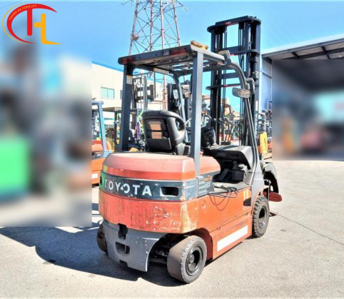 XE NÂNG ĐIỆN 2,5 TẤN KẸP TRÒN TOYOTA