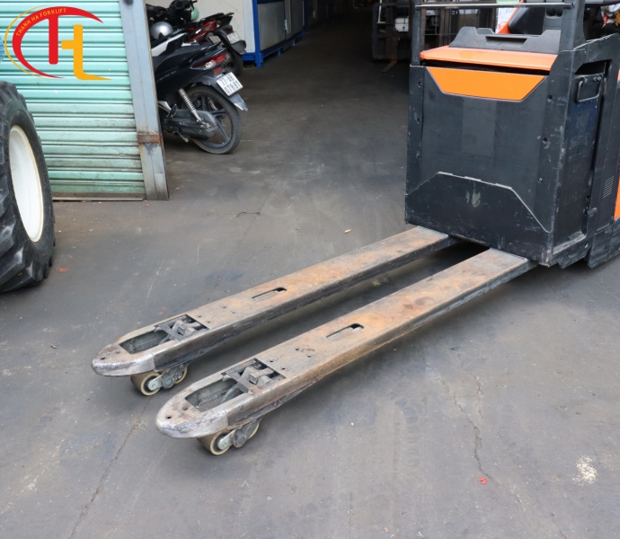 Xe Nâng Pallet Điện Toyota LPE200 (2 Tấn) - 2017