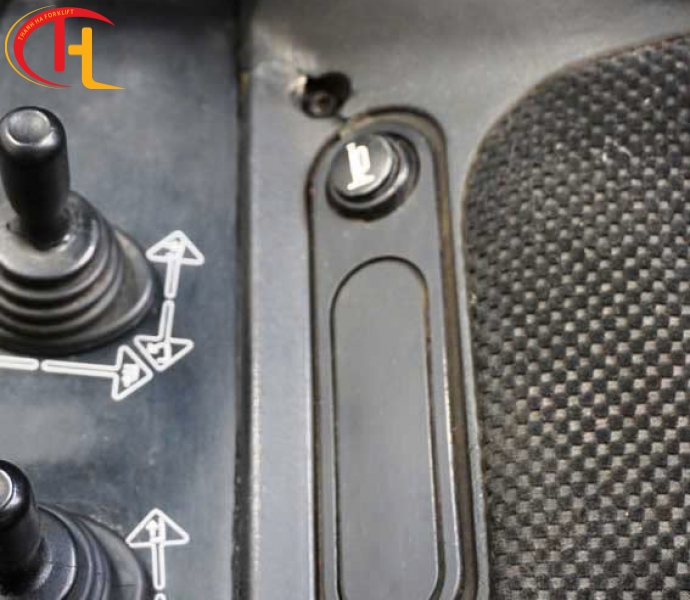 XE NÂNG ĐIỆN TẦM CAO LINDE NGỒI NGANG LÁI 1.6 TẤN