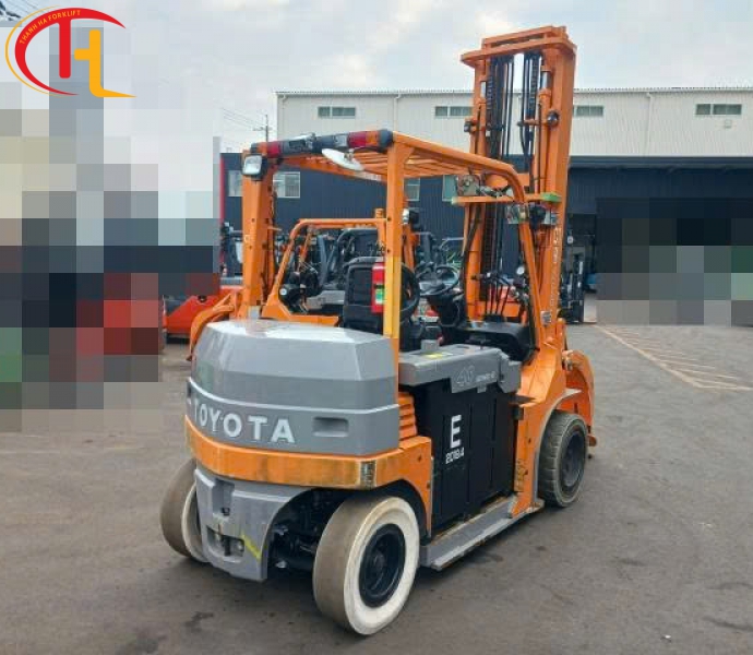 XE NÂNG ĐIỆN NGỒI LÁI TOYOTA 4 TẤN 